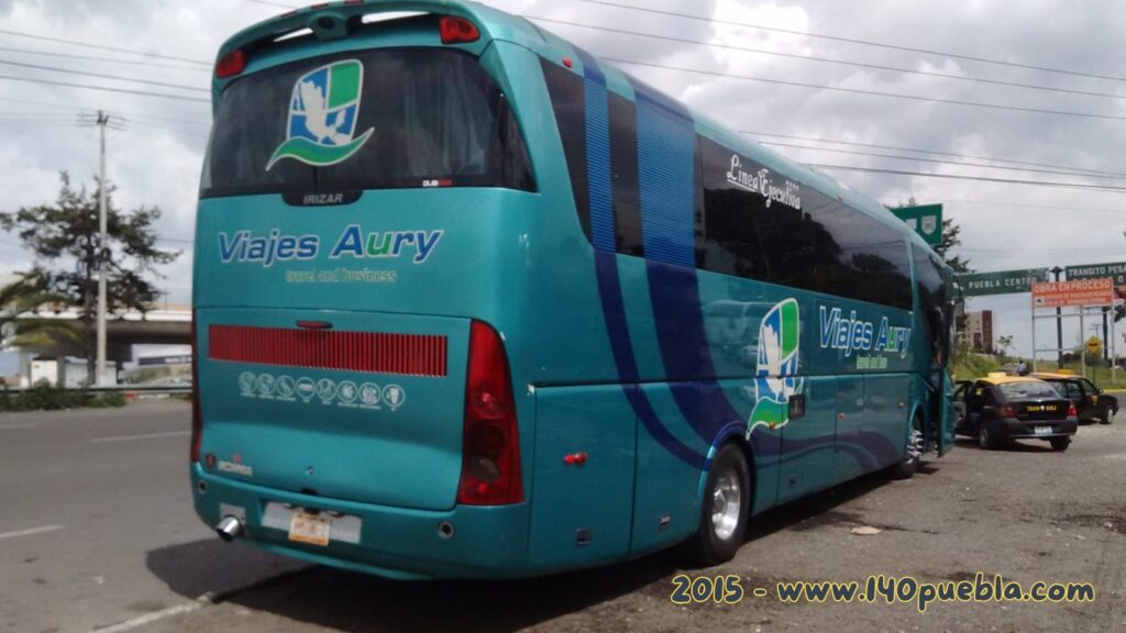 Foto de un autobús de la empresa Viajes Aury en Puebla, en el 2015