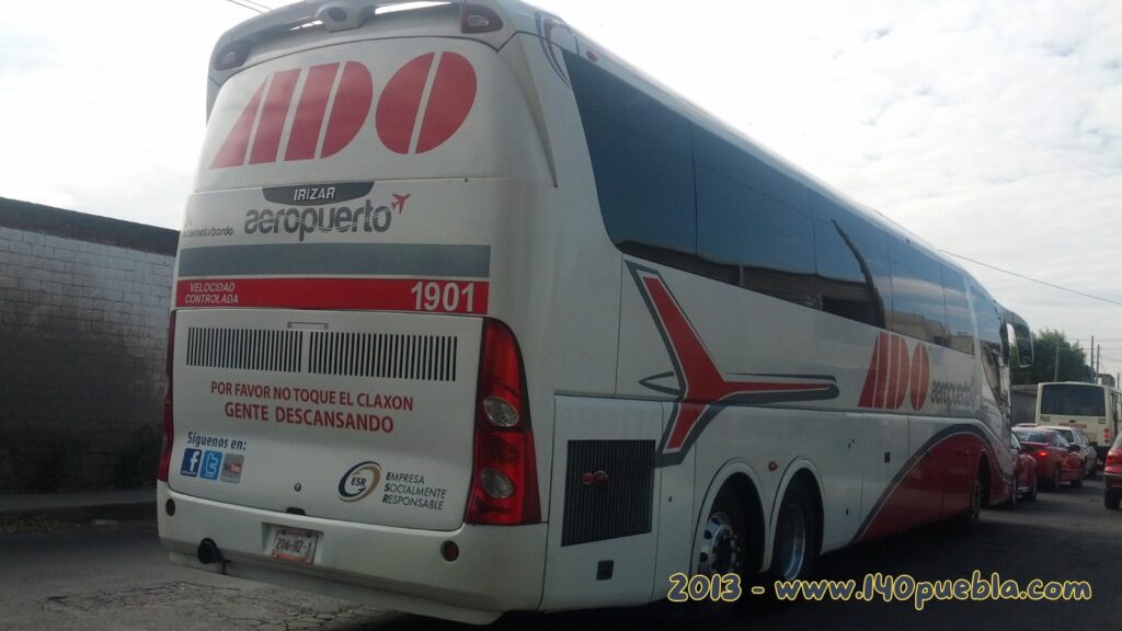 Foto de un autobús de la línea ADO Aeropuerto, en la ciudad de Puebla